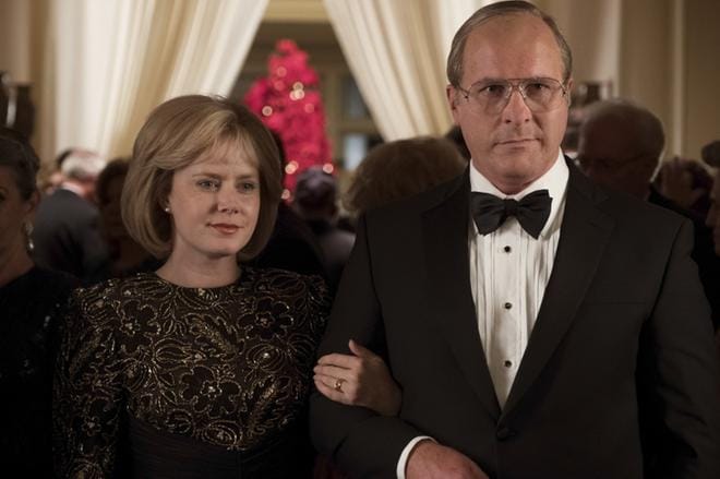 Amy Adams on poikkeus tummiin pukeutuneiden ukkojen keskellä Lynne Cheneynä. Muuntautumiskykyinen Christian Bale näyttelee Dick Cheneytä. KUVA: MATT KENNEDY/ ANNAPURNA PICTURES