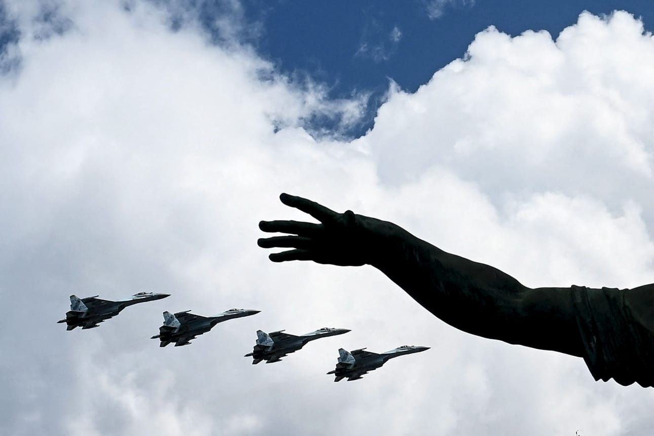 Latvian ilmavoimien mukaan venäläiskoneita oli yhteensä kuusi. Su-35-hävittäjät kuvattiin paraatissa Moskovassa toukokuussa 2021. LEHTIKUVA/AFP