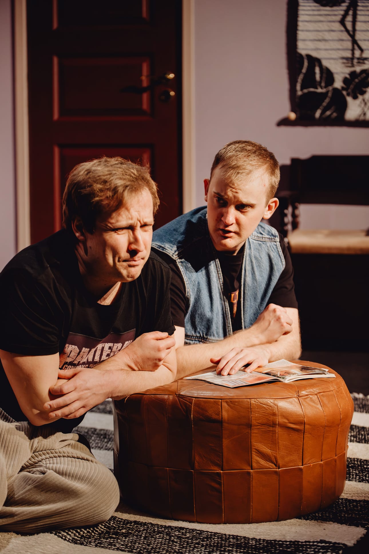 Hemmo (Samuli Rantanen) ja Pasi (Veikka Jokiaho) elävät nuoruuttaan 90-luvun pikkukaupungissa.