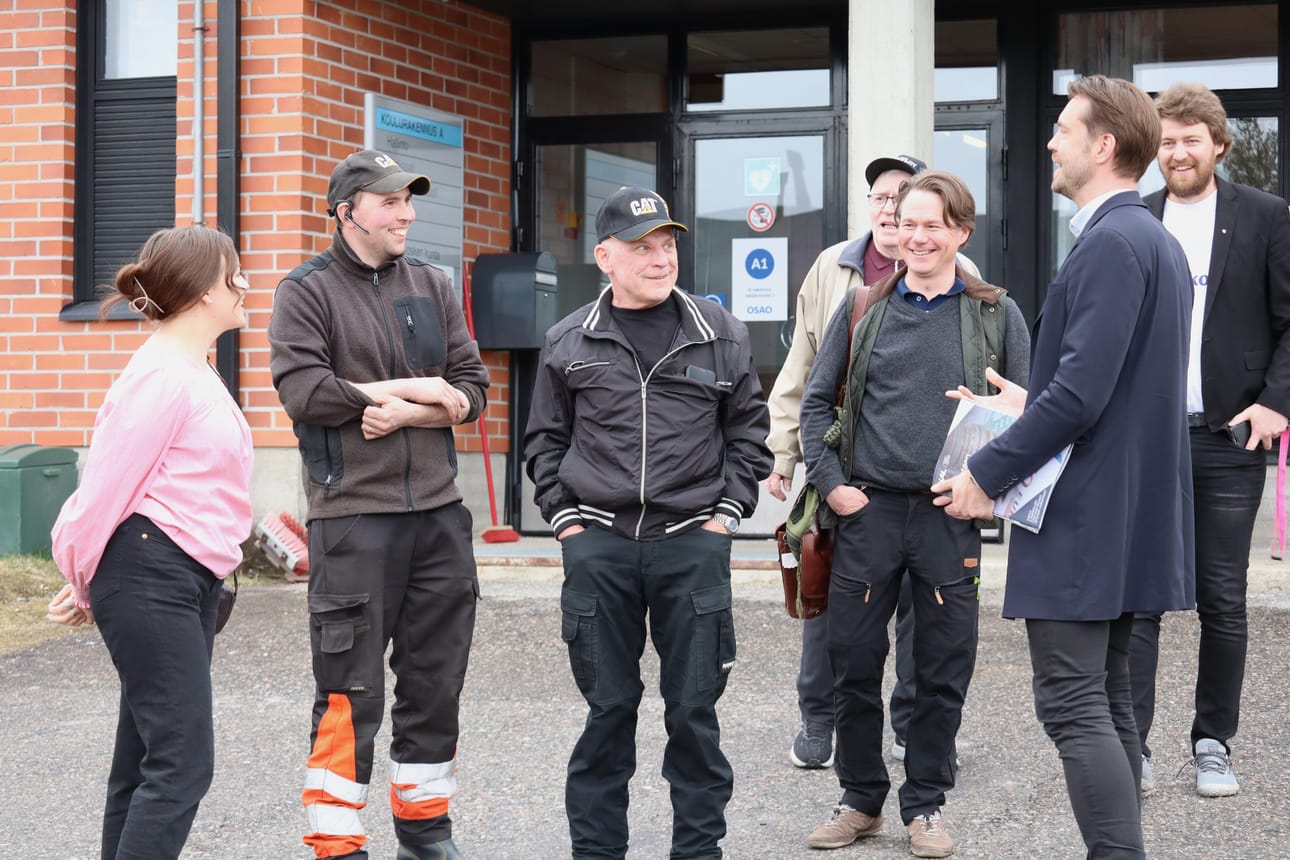 Kansanedustaja Olga Oinas-Panuma (kesk.) ja eduskunnan liikenne- ja viestintävaliokunnan puheenjohtaja Jouni Ovaska (kesk.) saivat Taivalkoskella ruohonjuuritason tietoa esimerkiksi tieverkoston kunnosta. Yrittäjät Jukka ja Markku Vääräniemi, Paavo Vääräniemi, SKAL Pohjois-Suomen Taavi Heikkinen ja Taivalkosken kunnanvaltuuston puheenjohtaja Harri Karjalainen evästivät kansanedustajia.