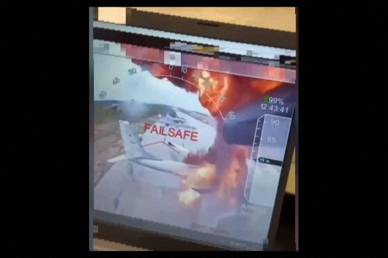 Kuvakaappaus Ukrainan salaisen palvelun sunnuntaina julkaisemasta videosta, jossa kerrotaan näkyvän palavia lentokoneita Venäjän lentotukikohdassa Siperiassa. LEHTIKUVA / AFP / Security Service of Ukraine
