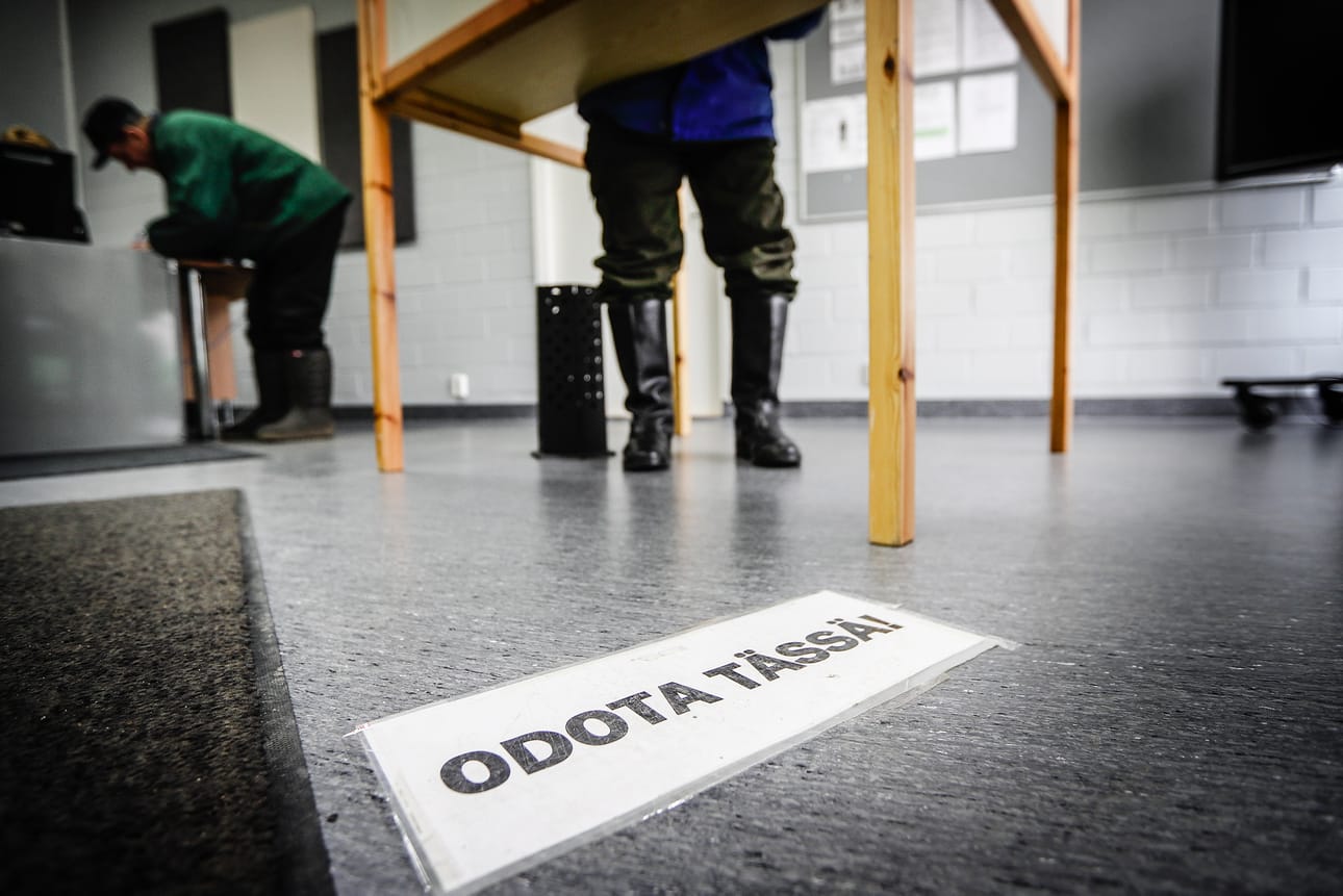 Korona-aikana vaalien pitäminen vaatii erityisjärjestelyitä. Ulkona tapahtuvaankin äänestämiseen tarvitaan kolme vaalilautakunnan jäsentä ja lisäksi vaaliavustaja. Arkistokuva.