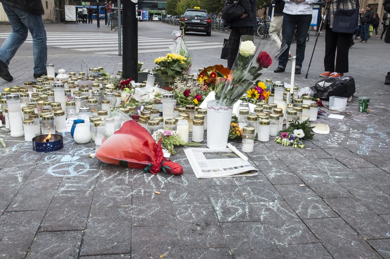 Helsingin rautatieasemalla surtiin ja kunnioitettiin maanantaina 28-vuotiaan uhrin muistoa.