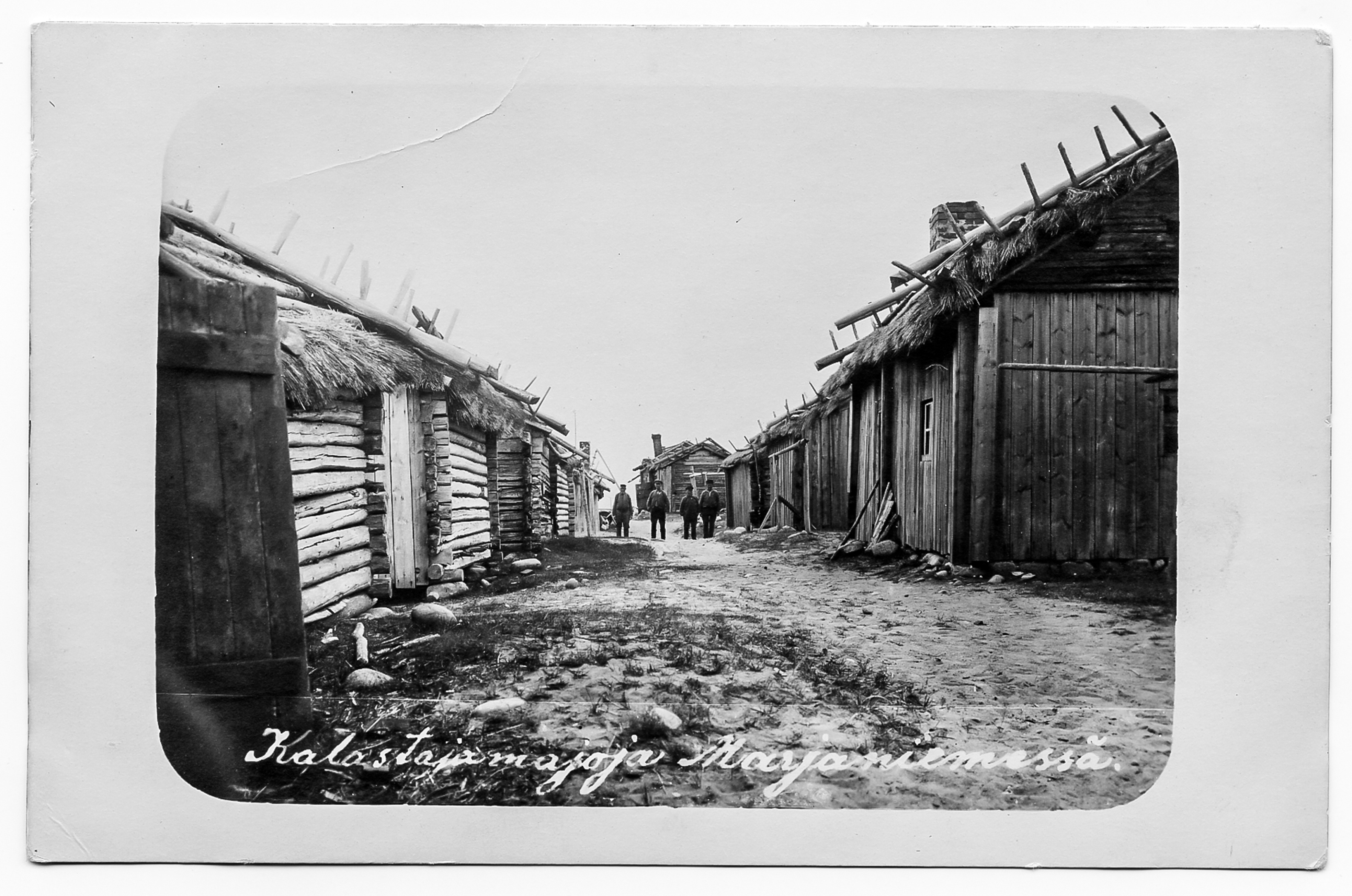 Marjaniemen kalastajamajat -kuva on ilmeisesti Olga Smedin ottama. Asiaa puoltaa kuvanottovuosi ja käsiala. Oikealla, vuonna 1924 kuvattu kirkko on varmasti Smedin käsialaa.