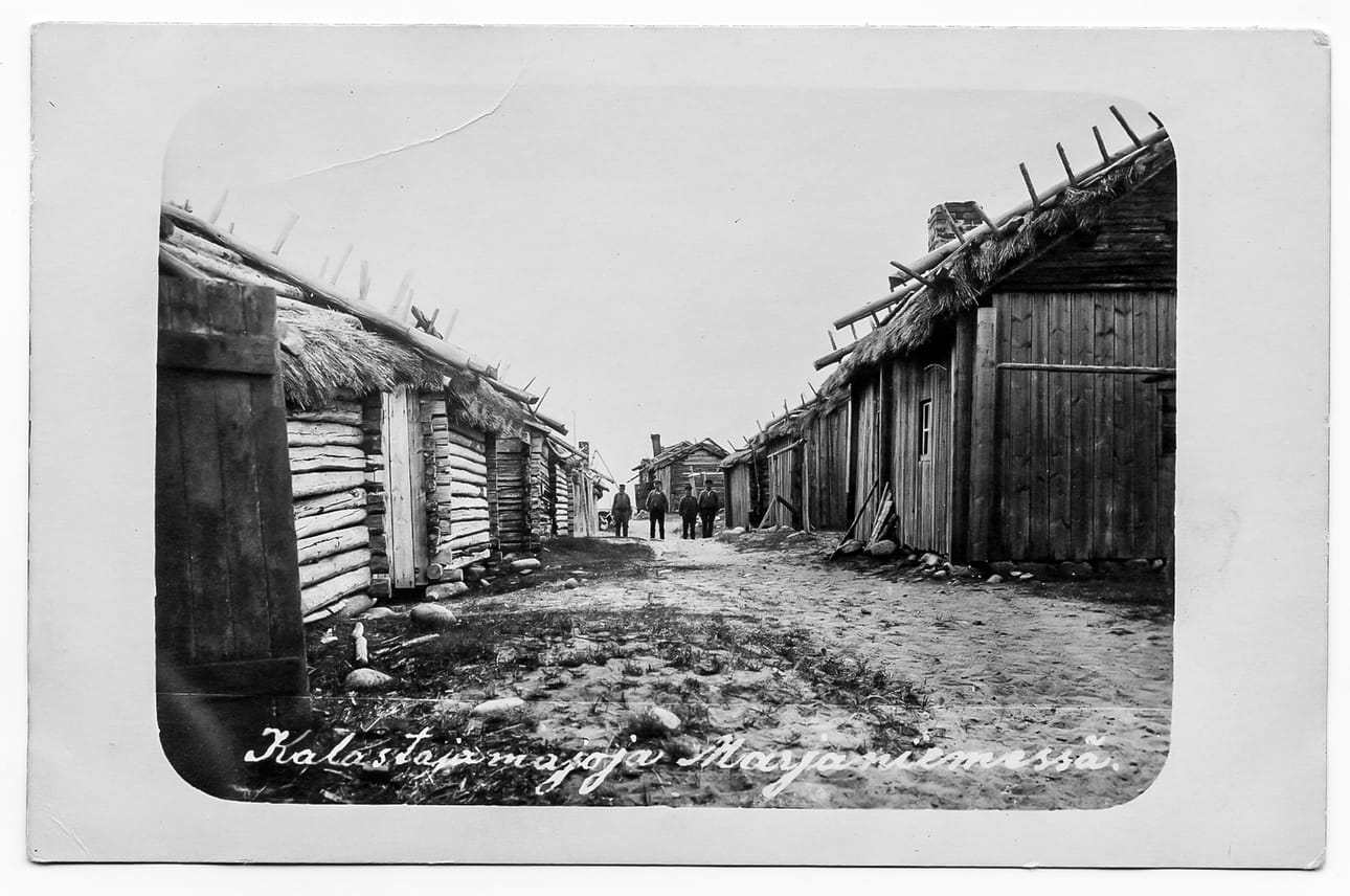 Marjaniemen kalastajamajat -kuva on ilmeisesti Olga Smedin ottama. Asiaa puoltaa kuvanottovuosi ja käsiala. Oikealla, vuonna 1924 kuvattu kirkko on varmasti Smedin käsialaa.