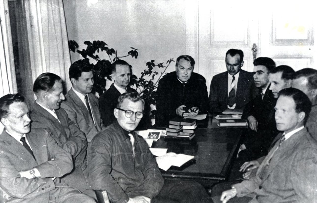 Martti Ahtisaari (vas.) Oulun NMKY:n kokouksessa 1959 tai 1960, vieressä Liikanen (etunimi ei tiedossa), Raimo Kannisto, Kalle Lantto, Toivo Karhumaa, Erkki Okkonen, Esko Inkala, tunnistamaton, Heimo Puotiniemi ja Eero Kelhä.