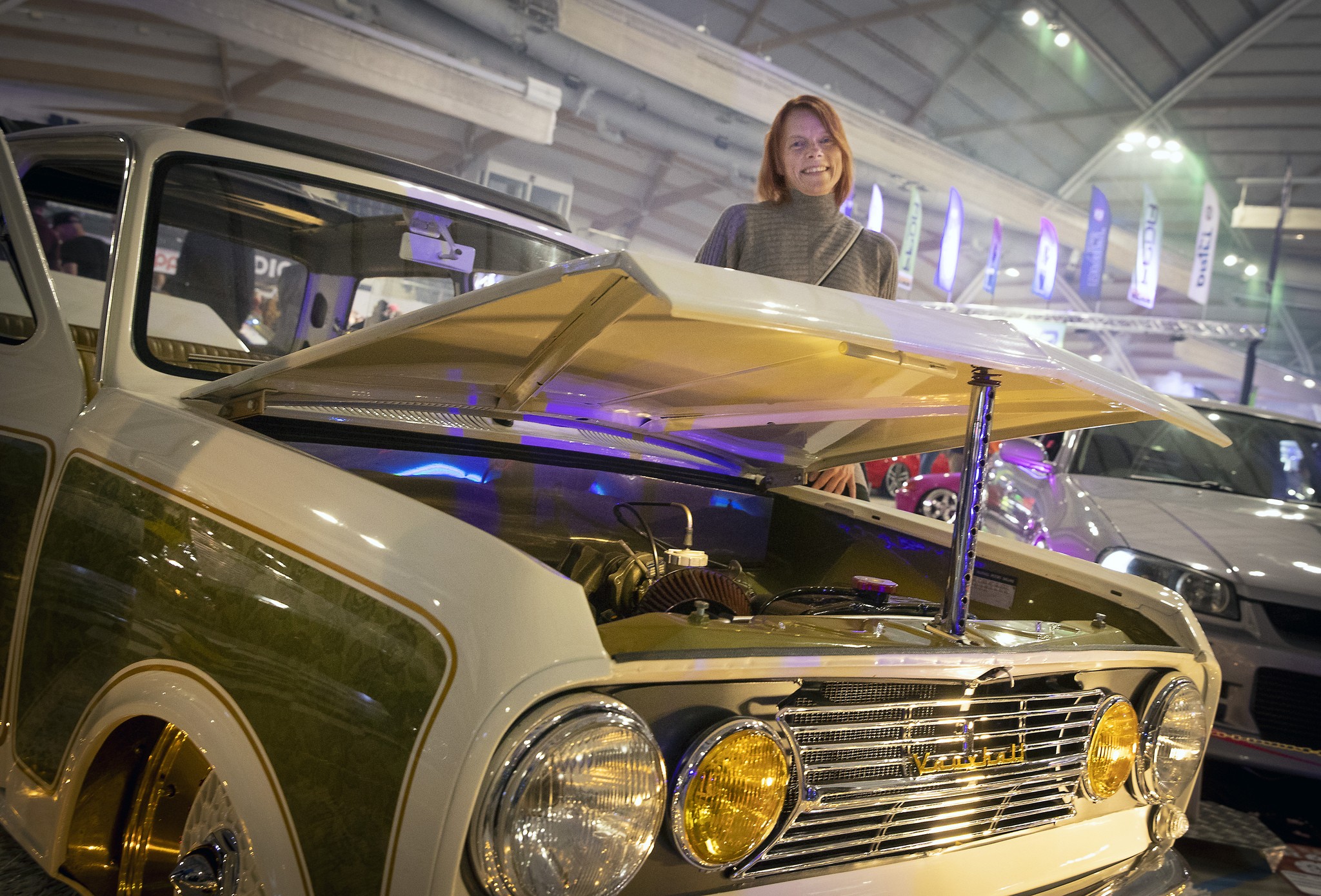 Seinäjokelainen Heli Vuolle ja hänen miehensä Markon kanssa yhdessä rakentama vuoden 1965 Vauxhall Viva.