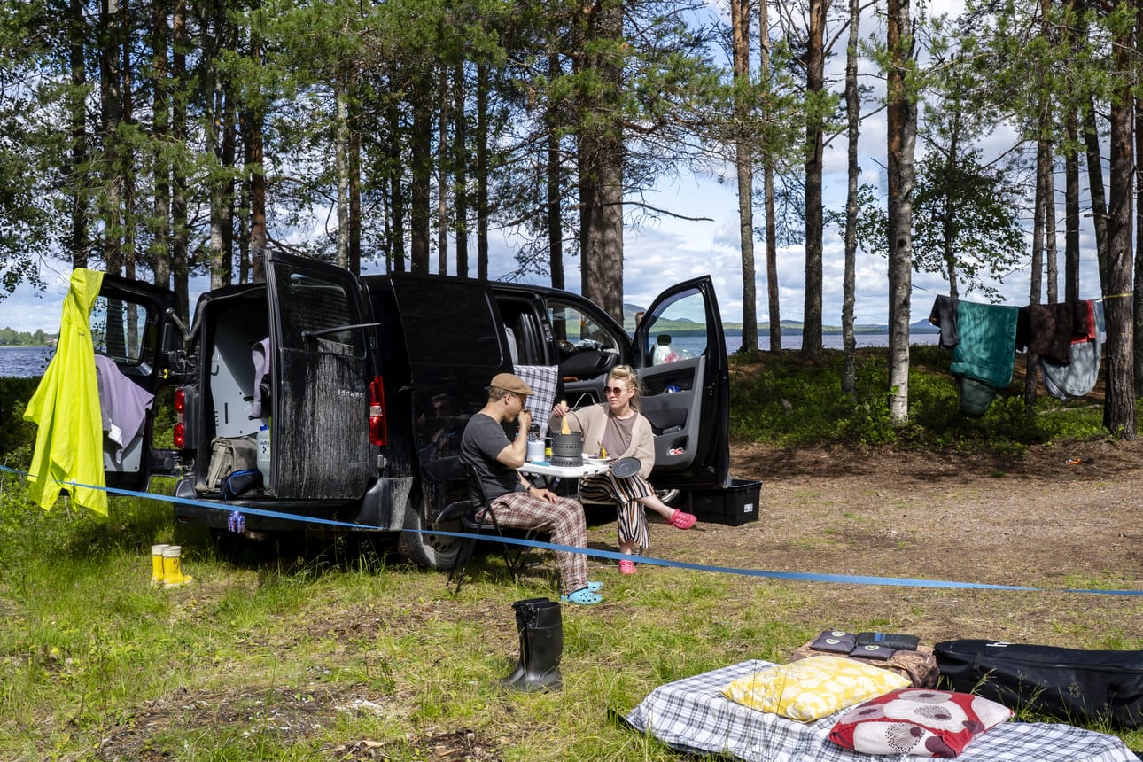 Päivän lämpimät hetket on hyödynnettävä tuulettamiseen, sillä sekä lattia että patjat ovat päässeet kostumaan.