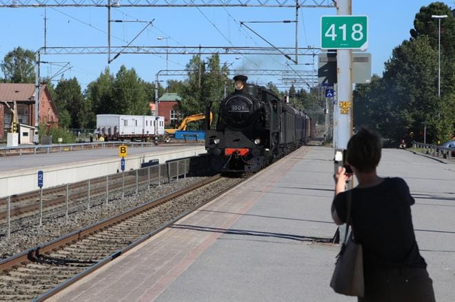 Höyryjunan saapumista tuli Seinäjoella katsomaan useita kymmeniä kiinnostuneita. KUVAT: JUHO KORPELA