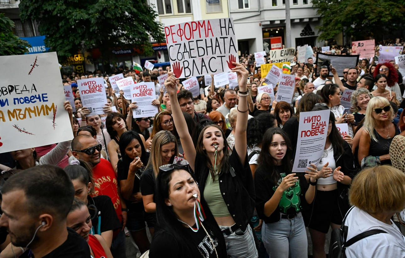 Bulgarian pääkaupungin Sofian kaduille kokoontui noin 5 000 ihmistä vaatimaan viranomaisilta ja oikeusjärjestelmältä naisten parempaa suojelua. LEHTIKUVA/AFP
