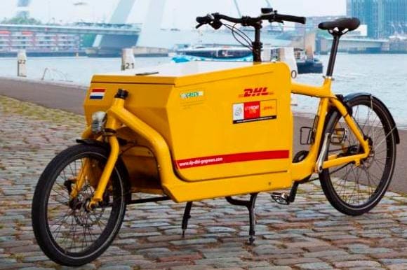 Helsingissä alkaa lähiaikoina kulkea DHL Expressin polkupyöräkuriiri. Yhtiön mukaan pyöräkuriireja on tavoitteena laajentaa myöhemmin Turkuun ja Tampereelle. KUVA: DHL Express