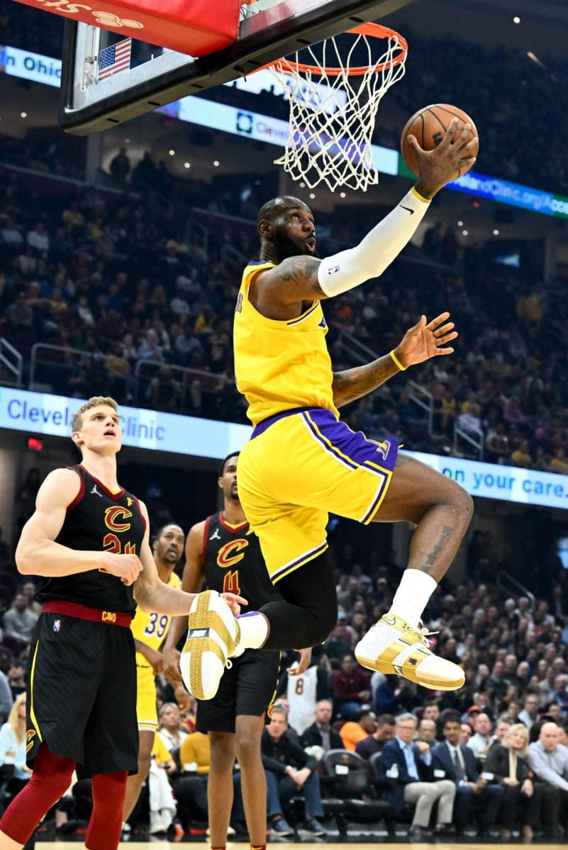 Clevelandin Lauri Markkanen (vas.) heitti 18 pistettä ottelussa Los Angeles Lakersia vastaan. Lakersin tehokkain oli 38 pistettä pussittanut LeBron James (oik.). LEHTIKUVA/AFP