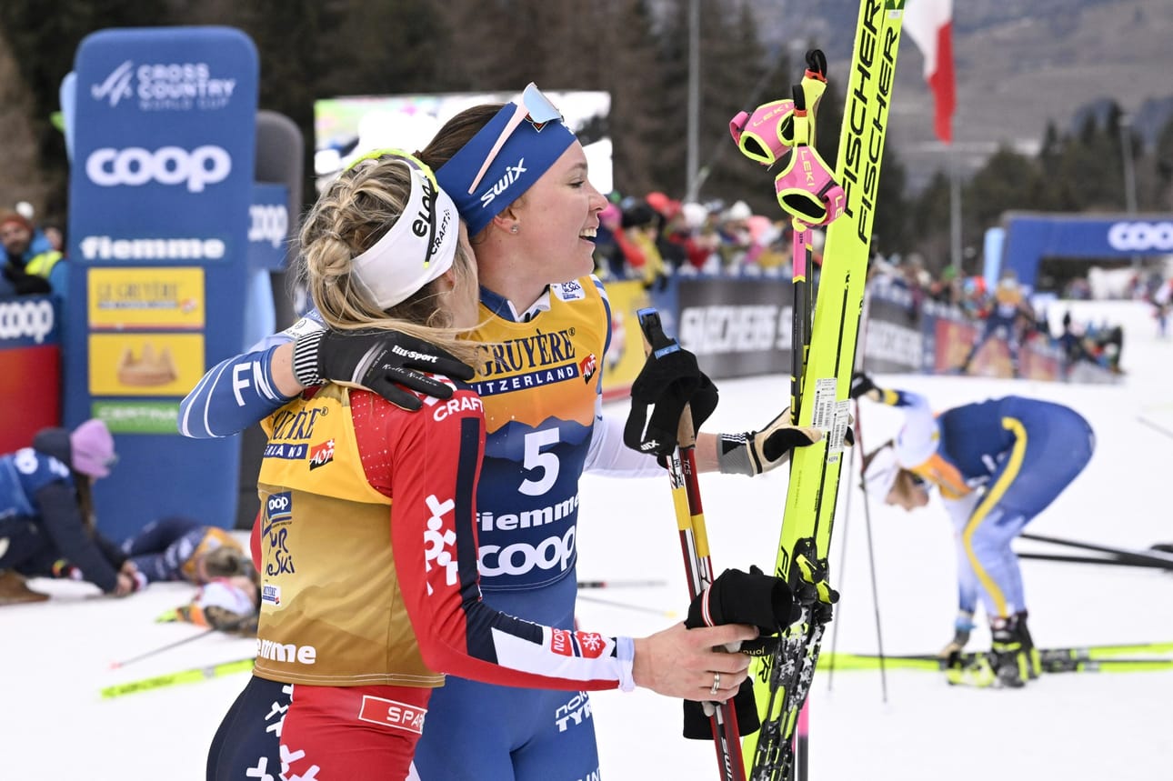 Tour de Skin voittanut Norjan Therese Johaug (vas.) ja neljänneksi sijoittunut Kerttu Niskanen halasivat viimeisen etapin maalialueella. LEHTIKUVA / Emmi Korhonen