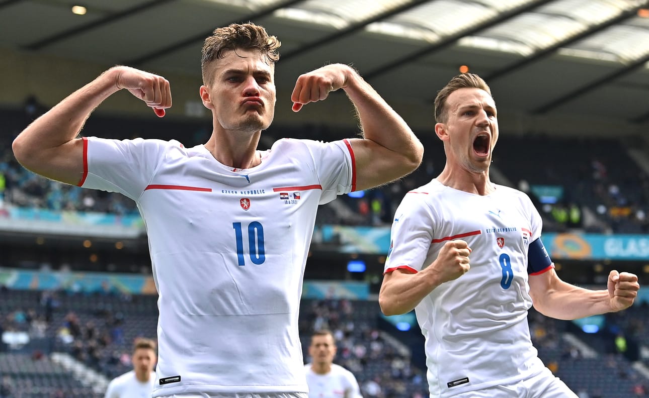 Patrik Schick (vas.) tuuletti tekemäänsä rangaistuspotkumaalia nenä veressä.