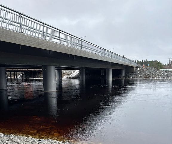 Kuivajoen silta on avattu käyttöön liikenteelle, mutta viimeistelytöitä tehdään vielä joulukuussa ja keväällä.