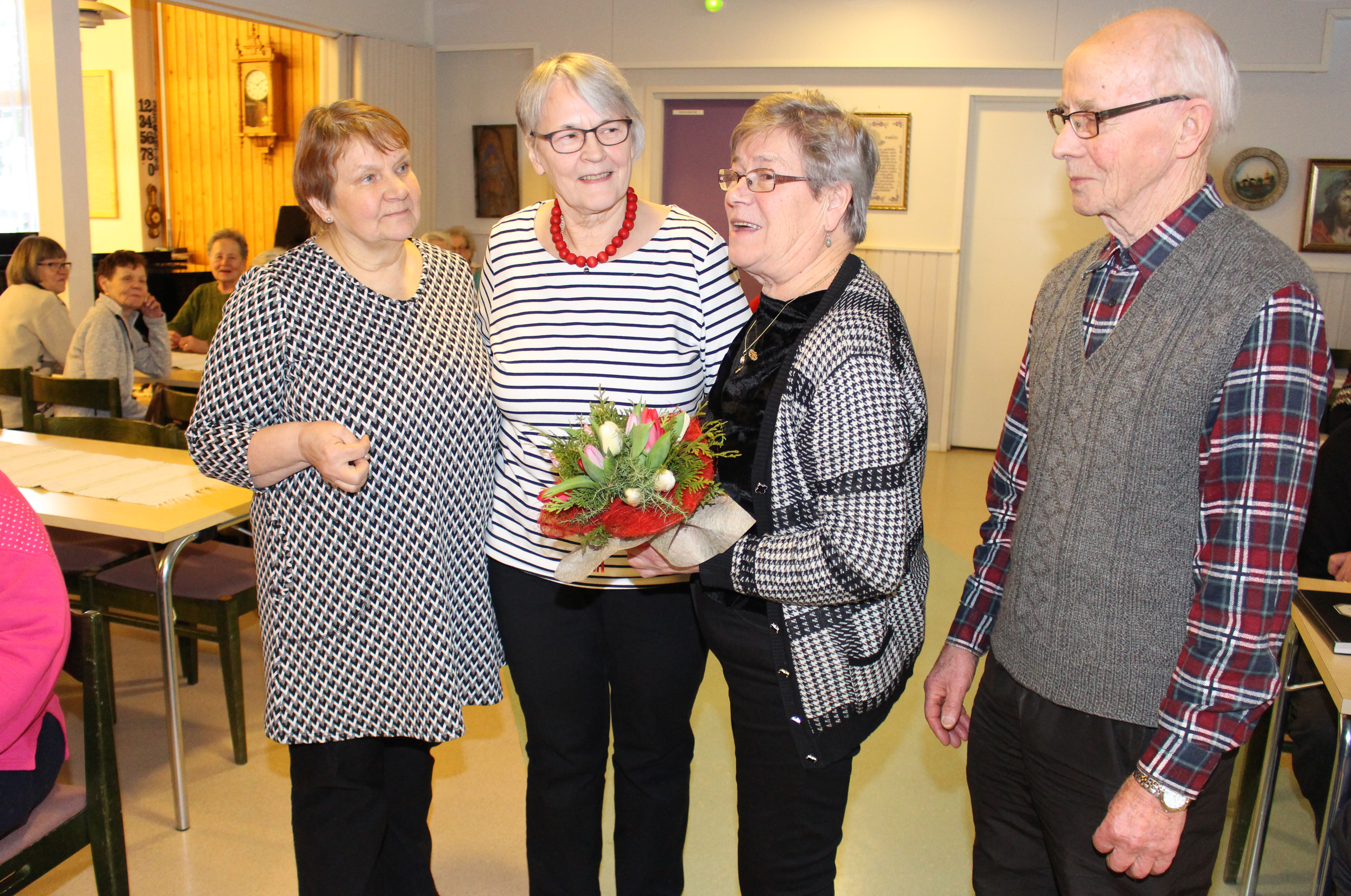 Rantsilan osaston puheenjohtaja Auli Laurila ja rahastonhoitaja Elli Rasi olivat yhtä mieltä Pirkko Lämpsän kanssa, että osa kukkasista ja ansiomerkistä kuuluu Erkki Lämpsälle.