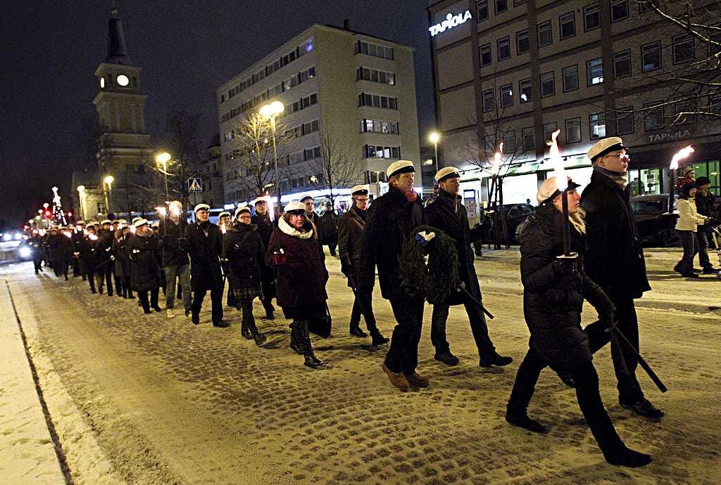 Opiskelijoiden soihtukulkue lähtee liikkeelle Rauhalan pihasta.