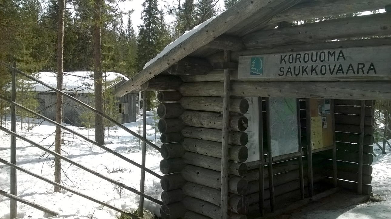 Saukkovaaran parkkipaikalta Korouomaan laskeutuvan tien alkupäässä pääportin lähellä olevaan rakennukseen (vasemmalla) avataan juhannukseen mennessä Korocafe.