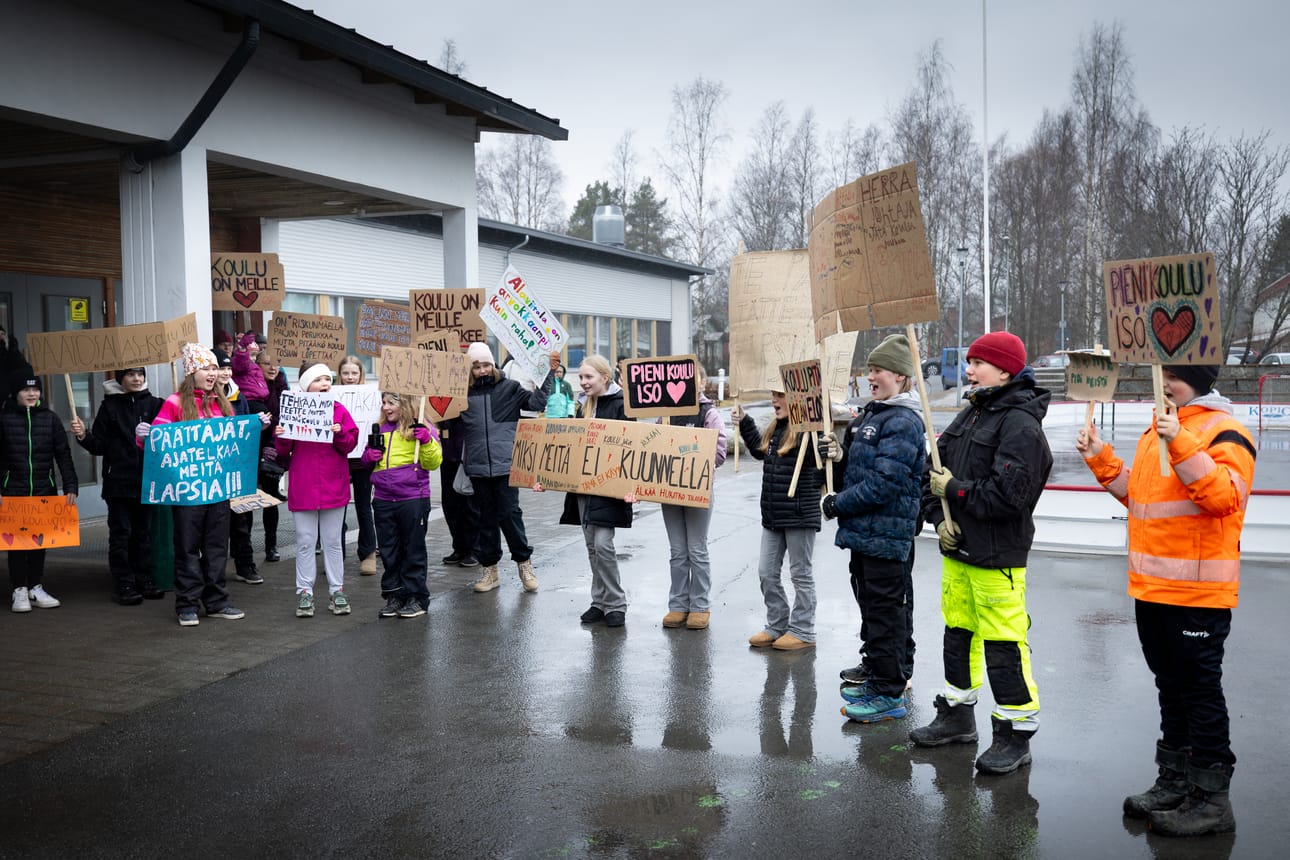 Alaviitalan koulun oppilaat osoittivat mieltään lakkautusuhan alla olevan koulunsa puolesta ennen keskiviikon kuulemistilaisuutta Toivolanrannan koulun pihamaalla.