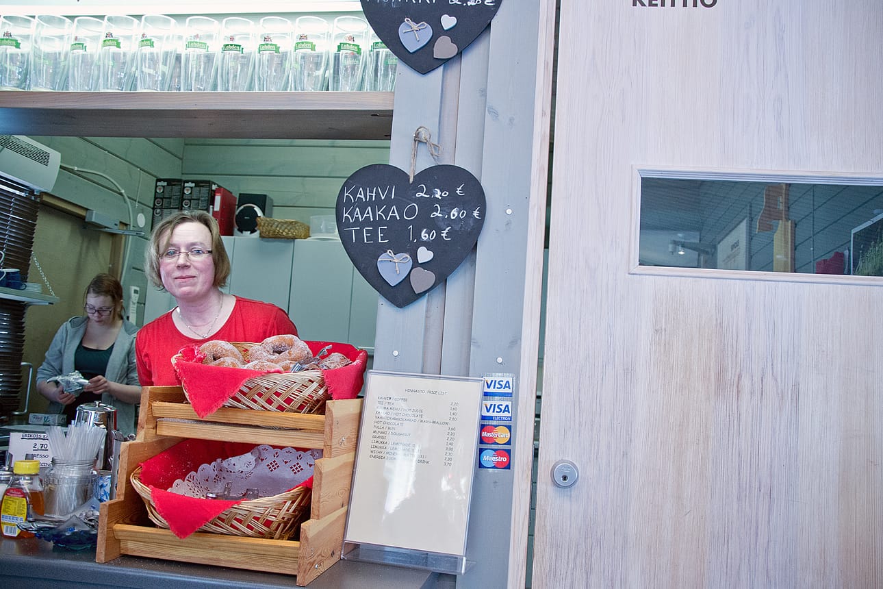 Paras hiihtosesonki meneillään ja Anne Lämsä tekee pitkää päivää Uuttusuon kahvilassaan.