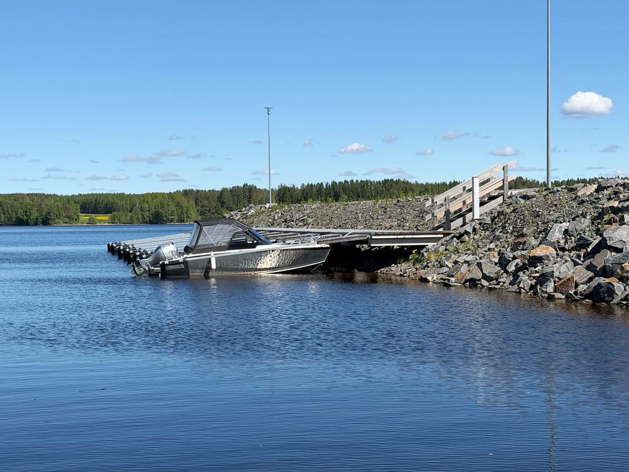 Lappajärven vedenpinta on vähälumisen talven jälkeen jälleen poikkeuksellisen alhaalla. Kuva Nykälänniemestä.