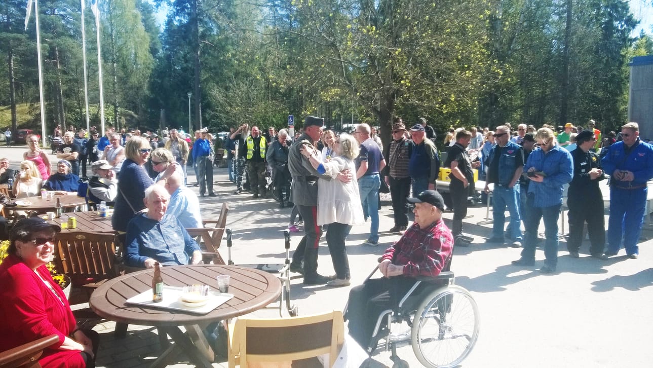Kaunialan sotavammasairaalan pihamaalla järjestettiin juhlat.