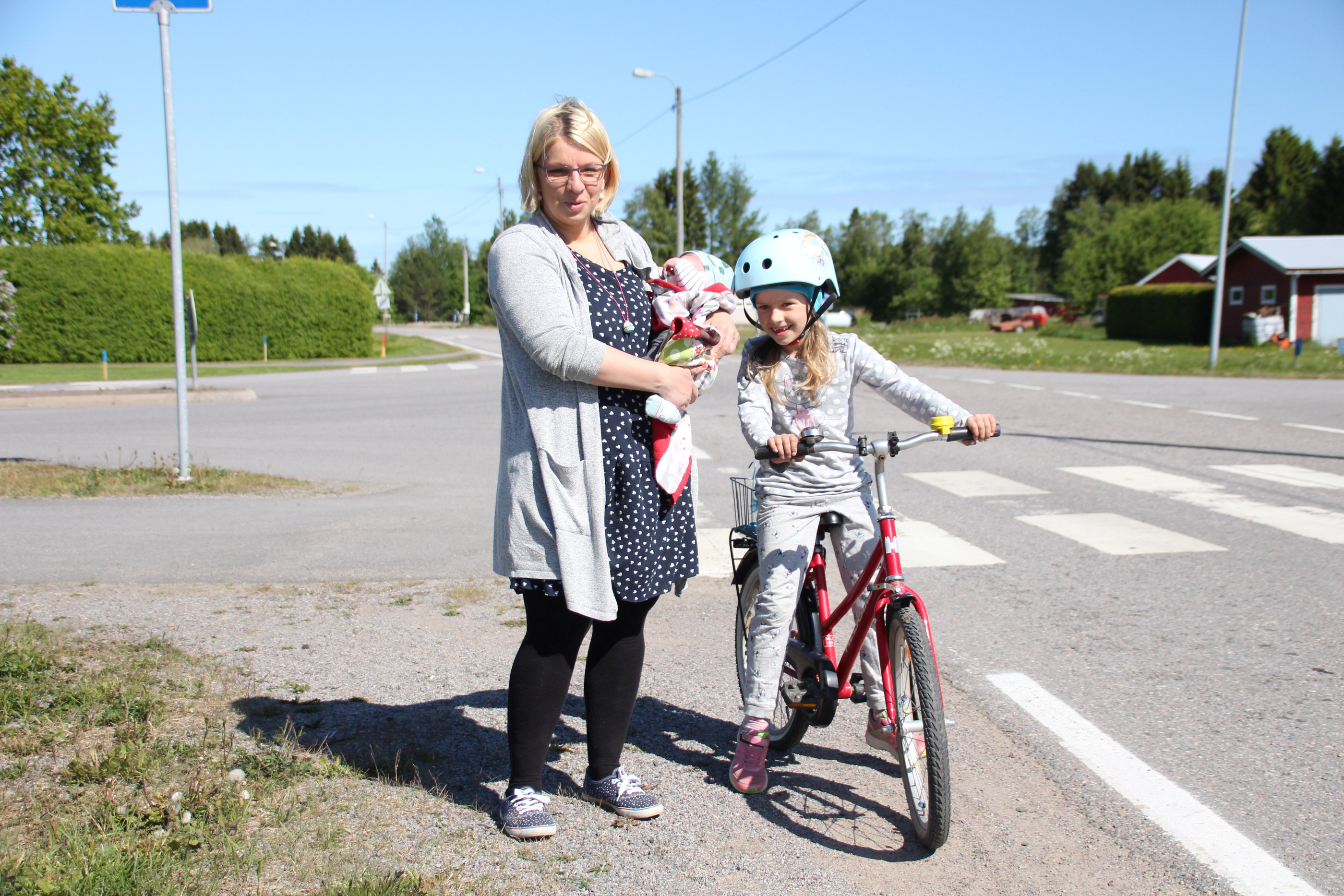 Laura ja Viivi Vikiö toivovat kovasti, että Siikajoenkylälle rakennettaisiin kevyenliikenteen väylä. Ehkäpä pieni Vilho jo voi turvallisesti kouluun pyöräillä.