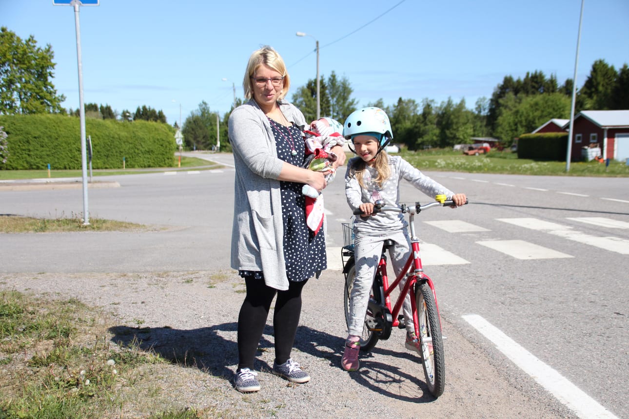 Laura ja Viivi Vikiö toivovat kovasti, että Siikajoenkylälle rakennettaisiin kevyenliikenteen väylä. Ehkäpä pieni Vilho jo voi turvallisesti kouluun pyöräillä.