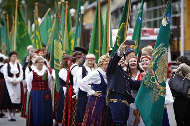 Keskustan puoluekokouksessa kansallispuvut ovat kovaa valuuttaa. Kun kokousviikonlopun päätteeksi sunnuntaina valmistaudutaan perinteiseen lippumarssiin, on niin aloitteet kuin muutkin kokouksen päätösasiat nuijittu pöytään. Kuvassa keskustaväkeä Seinäjoella kesällä 2016. KUVA: TOMI KOSONEN.