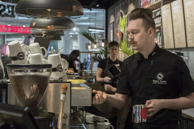 Master barista Linus Tuomenvirta Tampereelta kouluttaa vaasalaisia kahvilatyöntekijöitä oikeanlaisen kahvikupillisen valmistamiseen. KUVAT: MINNA ANTILA