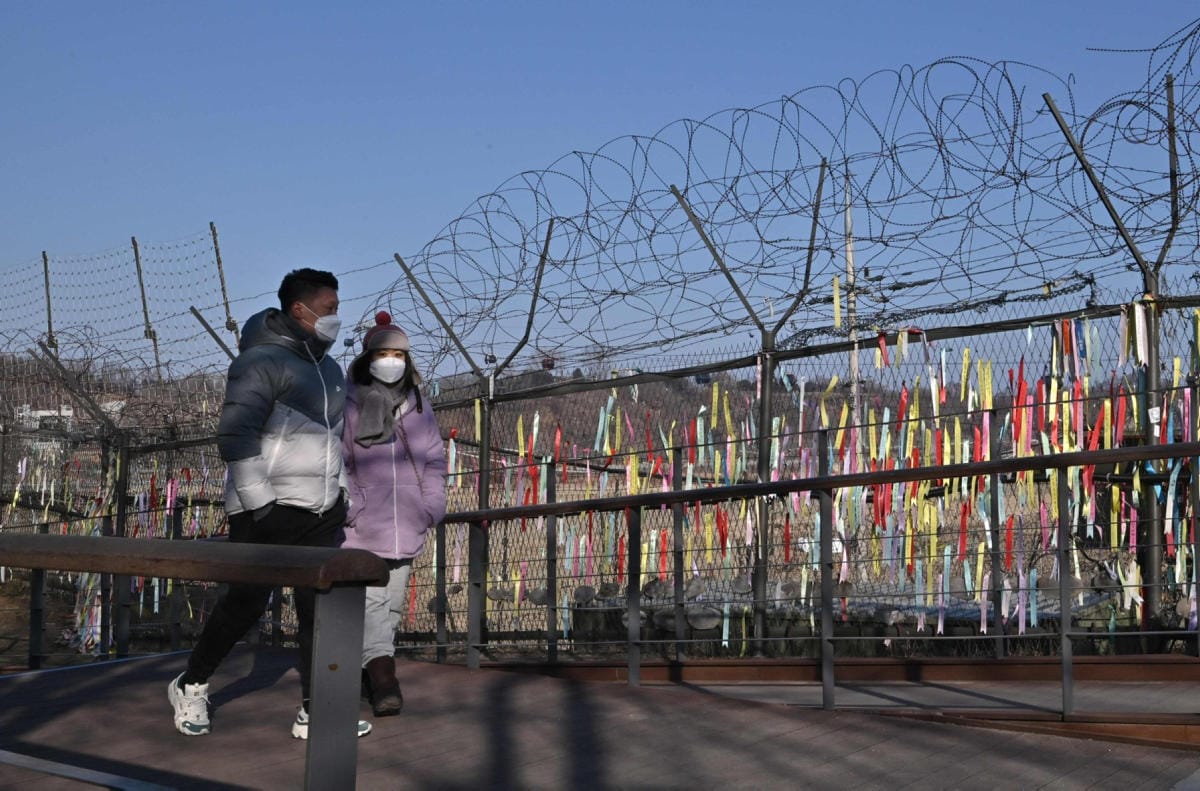 Koreoiden välinen raja on vahvasti linnoitettu ja tarkasti vartioitu. Kuvan henkilöt eivät liity tapaukseen. LEHTIKUVA/AFP