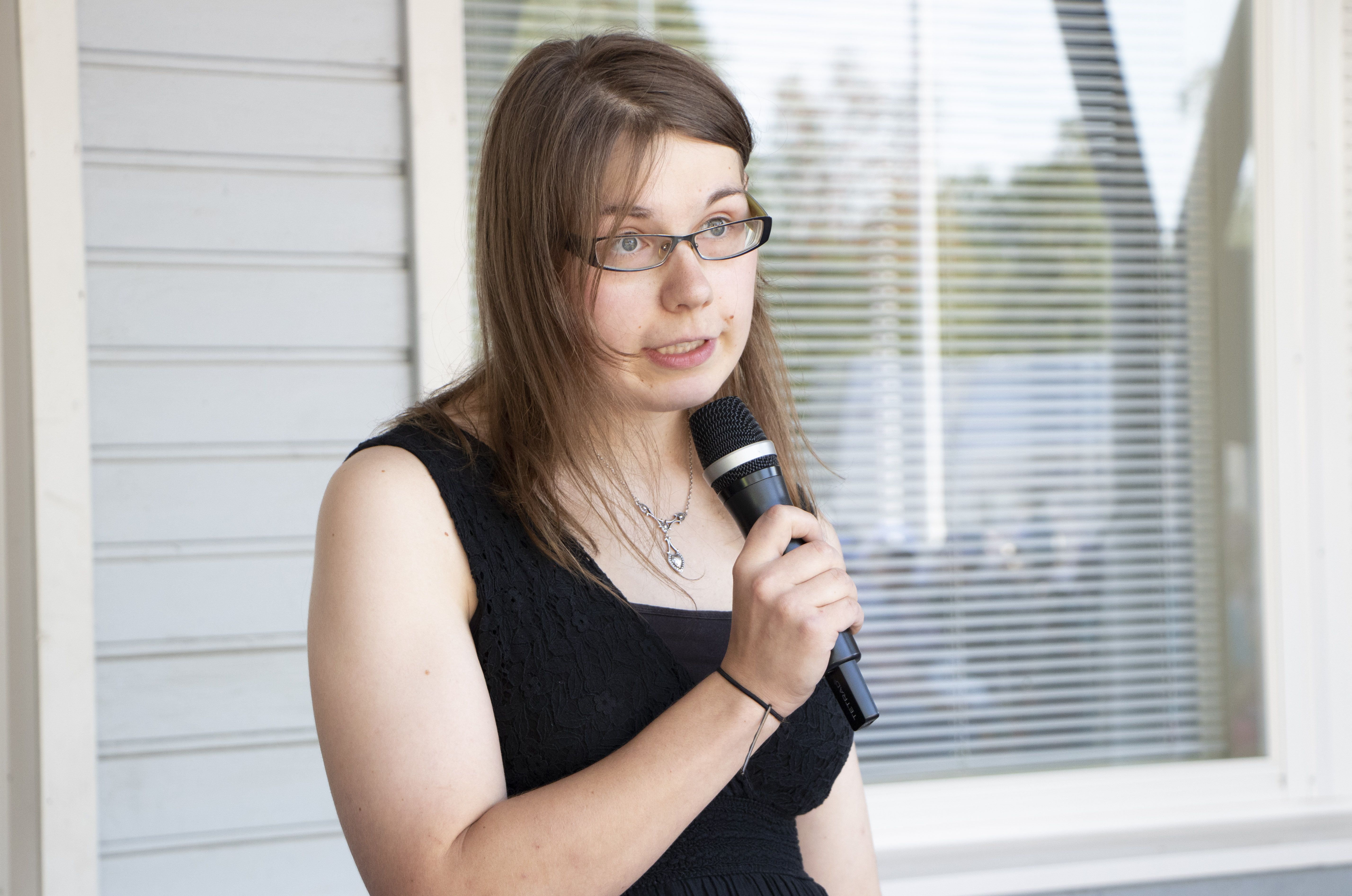 Pauliina Isoviita piti juhlapuheen Pulkkila-päivien viettäjille. Kotitilansa pitoa jatkava Isoviita kannusti käyttämään paikallisia palveluita. 