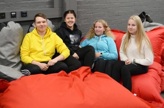 Aaro Lassila, Elli Kujansuu, Olivia Honkala ja Eerika Ahola ovat tyytäväisiä, että kunnassa kuultiin nuorisovaltuuston toivetta uudesta nuorisotilasta. KUVAT: ELLA NURMI