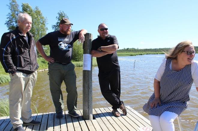 Erkki Altis (vas.) on mukana Kodesjärven kunnostustalkoissa poikiensa Henryn ja Harrin sekä Terhi Niemelän kanssa. KUVA: LOTTA KALLIO