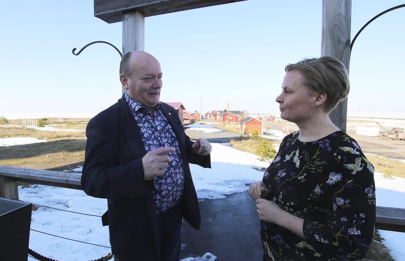 Arto Henriksson ja Tuula Ruusumaa muistuttavat paikallislehdistön tärkeästä roolista suomalaisessa mediakentässä. Paikallislehdet ovat tärkeitä oman yhteisönsä rakentajia ja kehittäjiä.