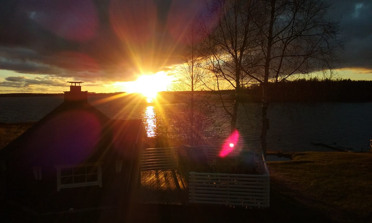 Vielä jaksaa aurinko antaa upeita iltoja Aittojärvellä.