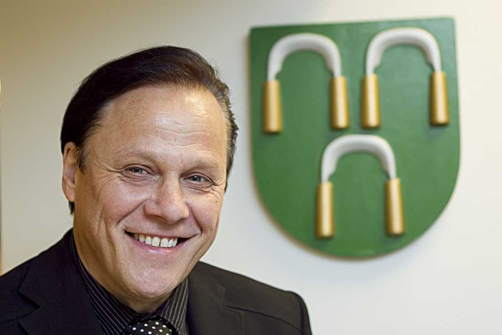 Uuden Oulun talousjohtaja Jukka Weisell pitää rennosta ilmapiiristä. Työtkin sujuvat silloin paremmin. Vielä vuoden loppuun hän on Kiimingin kunnanjohtaja.