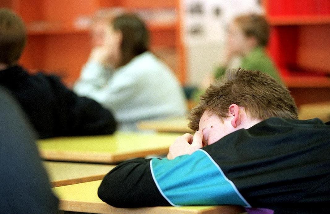 Teini-ikäisillä vuorokausirytmi muuttuu niin, että he valvovat illalla 1-3 tuntia pitempään kuin lapsena.