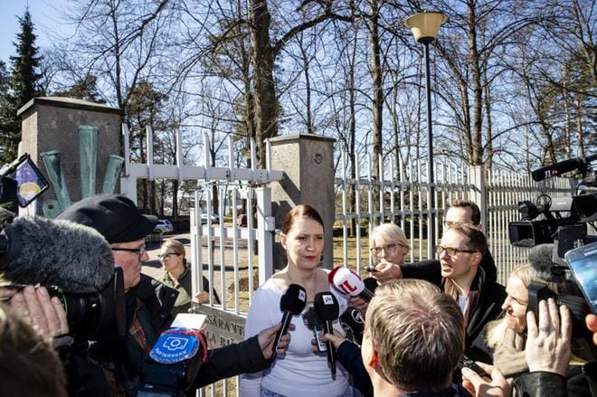 Puoluesihteeri Riikka Pirkkalainen tuli puoluehallituksen kokouksesta kertomaan Kesärannan ulkopuolella odottaneille toimittajille kokouspäätöksistä. KUVA: Joel Maisalmi