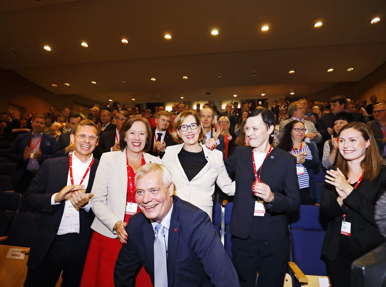 Tuula Haatainen (3. vas.) valittiin SDP;n presidenttiehdokkaaksi lauantaina. Puolue äänesti ehdokkaasta Haataisen, Maarit Feldt-Rannan (3. oik.) ja Sirpa Paateron (2.vas.) välillä.