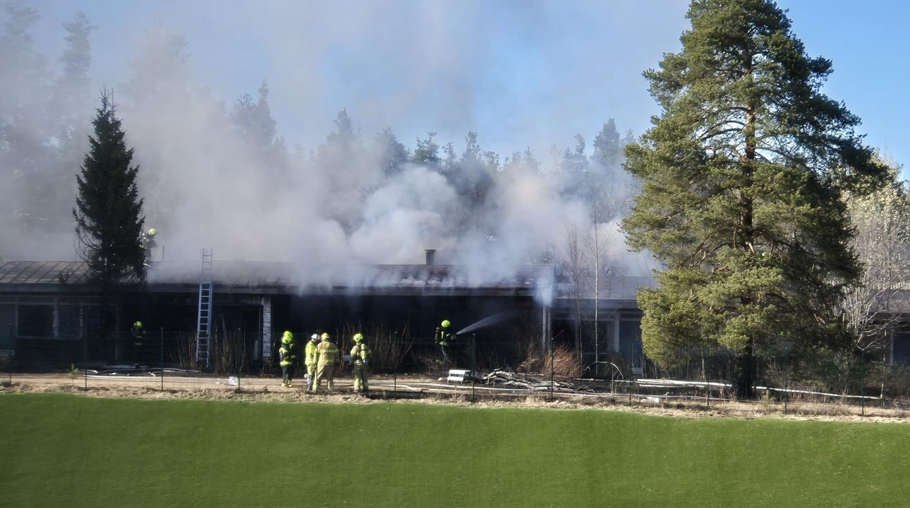 Vajaa tunti hälytyksen jälkeen rakennuksesta ei näkynyt liekkejä.