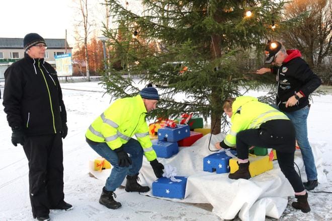 Simo Perämäki, Asko Valkeinen, Sari Isoniemi ja Ossi Kujanpää viimeistelivät torin joulutunnelman perjantaina. Samaan aikaan syttyivät valot Päämajantien varrelle. KUVAT: ANU NAHKALA