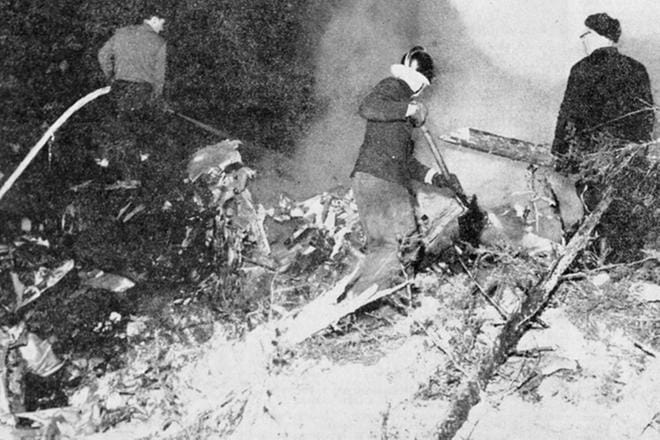 Suomen pahin lento-onnettomuus tapahtui Koivulahdessa 3. tammikuuta 1961. Palomiehet sammuttivat tuhoutuneen koneen jäännökset. kuva: VAASA-lehden arkisto