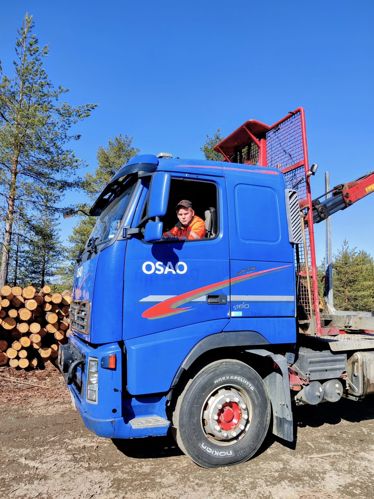 Jyri Tyni valmistui metsäkoneenkuljettajaksi OSAO Taivalkosken toimipisteestä. Tässä hän vielä poseeraa koulun puutavara-auton ratissa.