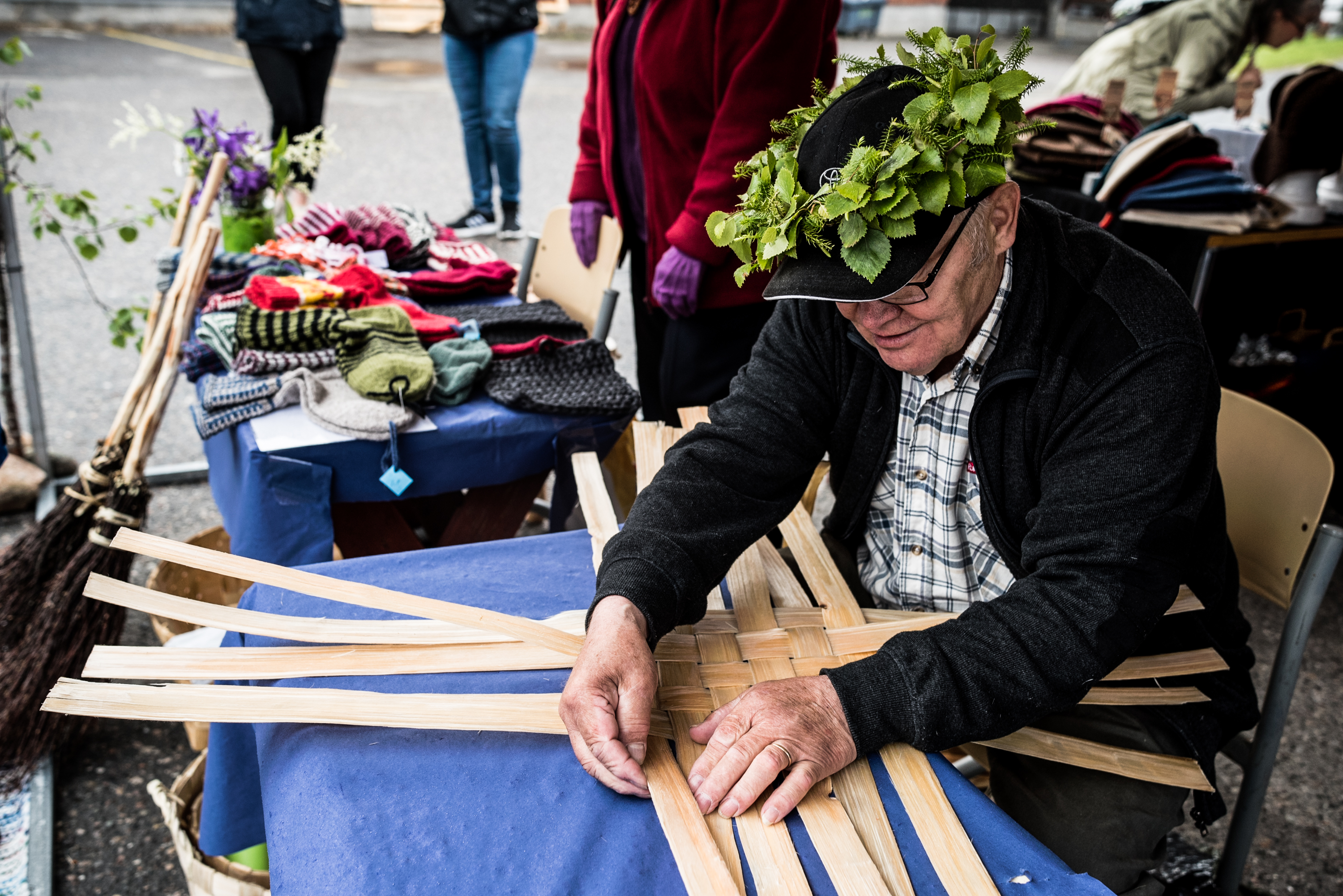 Leevi Suonnansalo teki käsityöteltassa perinteistä pärekoria ja esitteli Bjarmian pihassa muikunperkuukonettaan.
