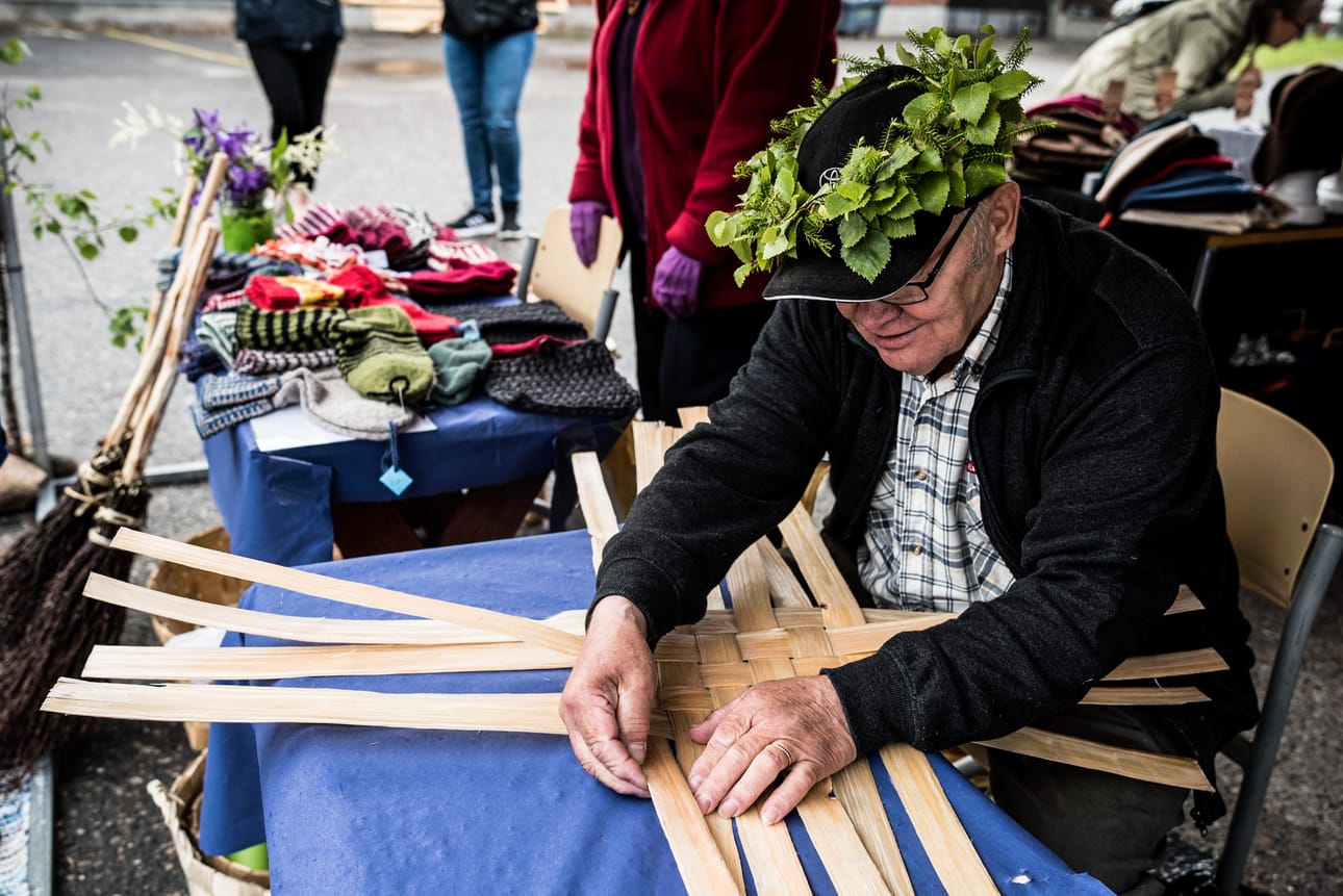 Leevi Suonnansalo teki käsityöteltassa perinteistä pärekoria ja esitteli Bjarmian pihassa muikunperkuukonettaan.