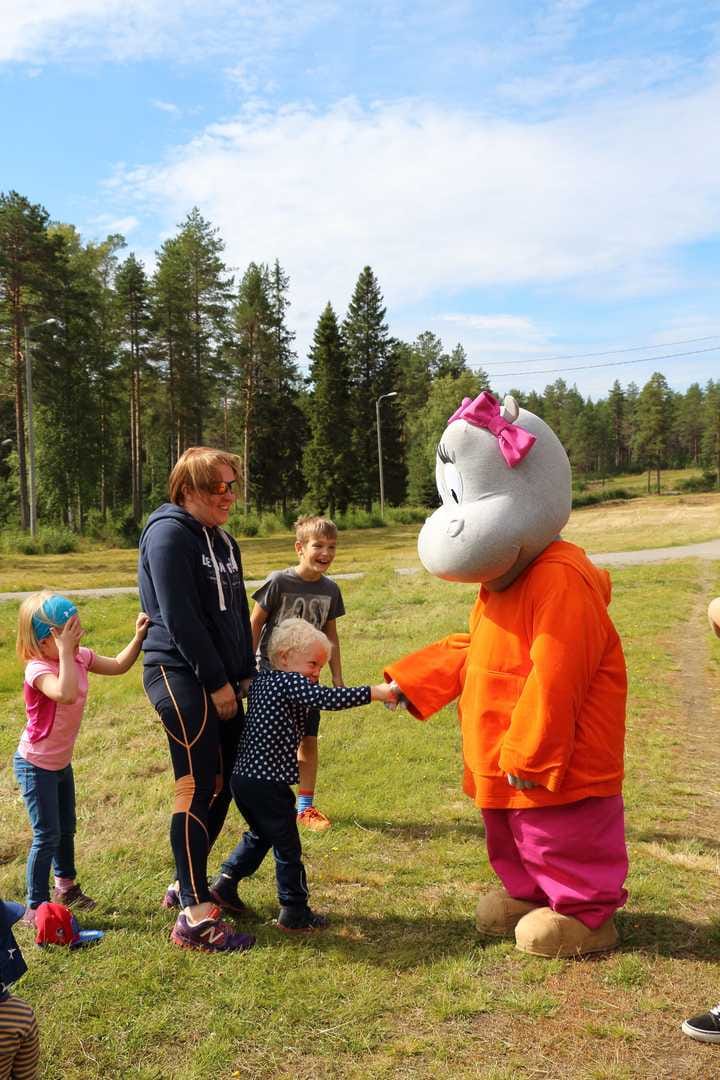 Suunnistussuoritusten jälkeen maistuu Raahen hiihtomajalla mehu, kahvi ja makkaratarjoilut niin lapsille kuin vanhemmillekin. Hippoa innostuu yksi jos toinenkin perheen nuorimmainen rohkeasti tervehtimään tai jopa halaamaan. Kuvassa Hanna ja Emil Kangas.