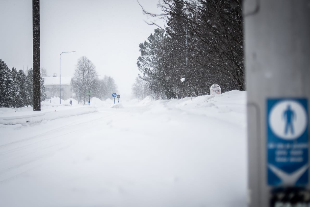 Kuusamon keskusta lauantaiaamuna yön lumisateen jäljiltä. Aamuyhdeksän aikoihin vasta pääväylät oli aurattu.