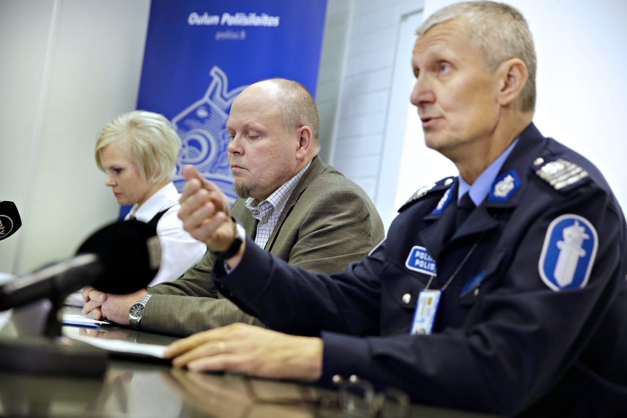 Tiistaina järjestetyssä tiedotustilaisuudessa olivat mukana kihlakunnansyyttäjä Sari Kemppainen, tutkinnanjohtaja Seppo Leinonen sekä Oulun apulaispoliisipäällikkö Arto Karnaranta.
