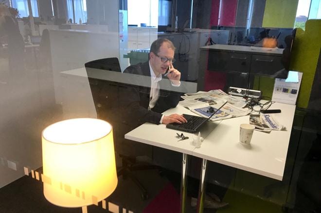 Harvinainen kuva median kulissien takaa: politiikantoimittaja Lauri Nurmi on kirjoittamassa uusinta juttuaan perussuomalaisten hajoamisesta Helsingissä Alma-talon lasiseinäisessä kopissa, kun kohu perussuomalaisten hajoamisesta ja sen etukäteen uutisoimisesta Lännen Median osakaslehdissä oli kiihkeimmillään. Puhelin oli kuumana. KUVA: Matti Posio